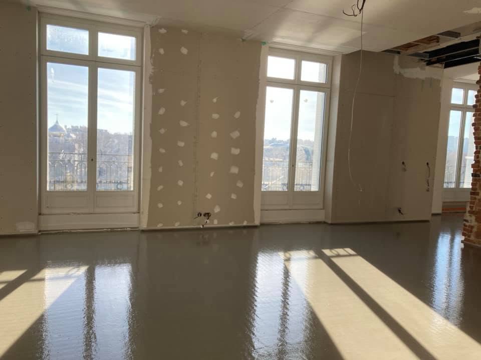 R&eacute;alisation d'une chape liquide sur isolant avant la pose du rev&ecirc;tement de sol