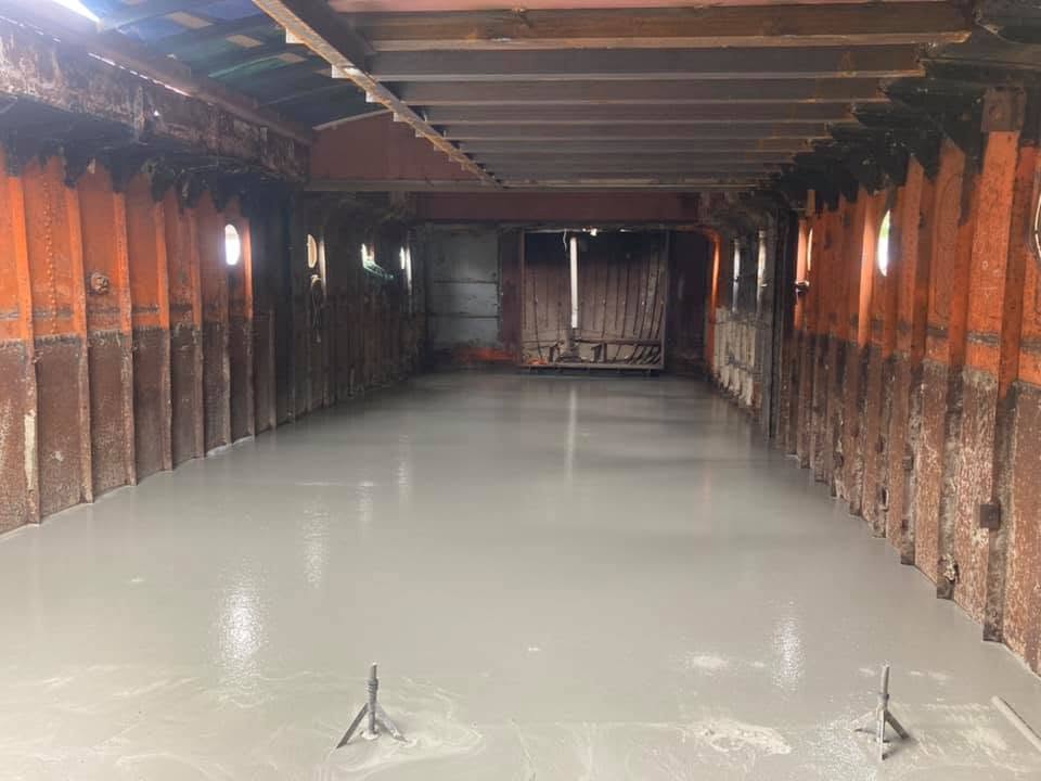 Coulage d'une chape fluide sur une p&eacute;niche en r&eacute;novation image 2