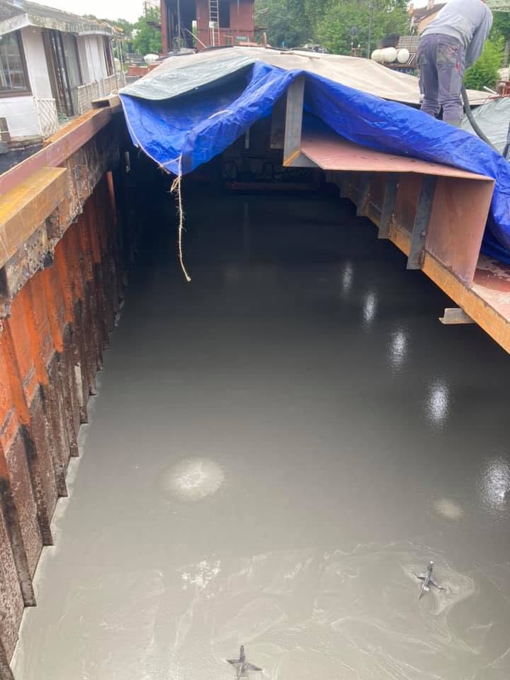 Coulage d'une chape fluide sur une p&eacute;niche en r&eacute;novation image 6