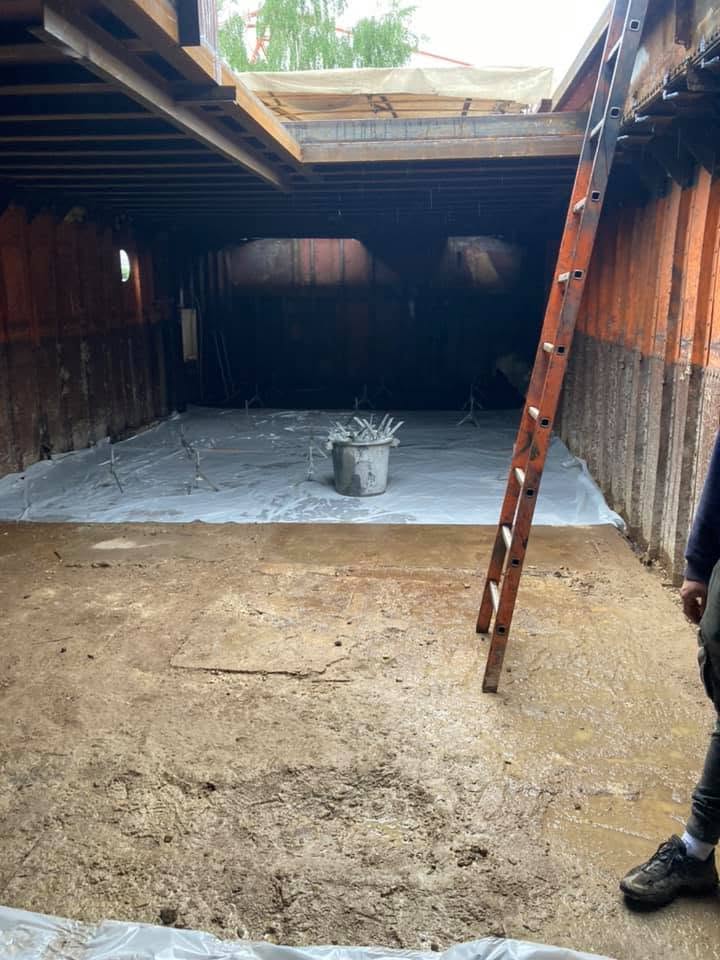 Coulage d'une chape fluide sur une p&eacute;niche en r&eacute;novation image 5