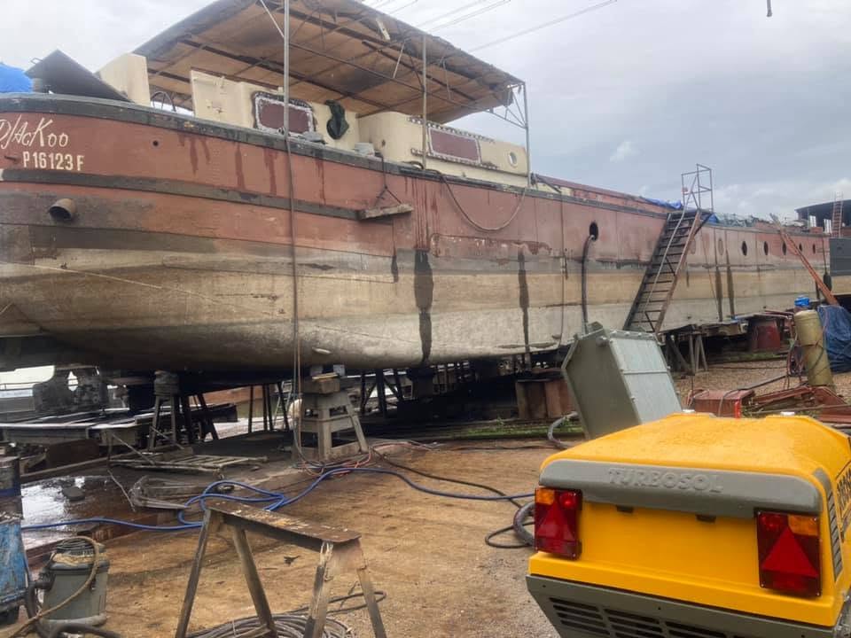 Coulage d'une chape fluide sur une p&eacute;niche en r&eacute;novation image 3