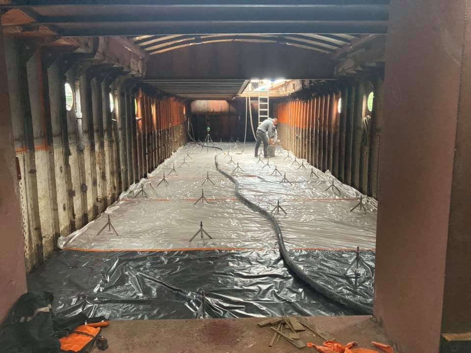 Coulage d'une chape fluide sur une p&eacute;niche en r&eacute;novation image 4
