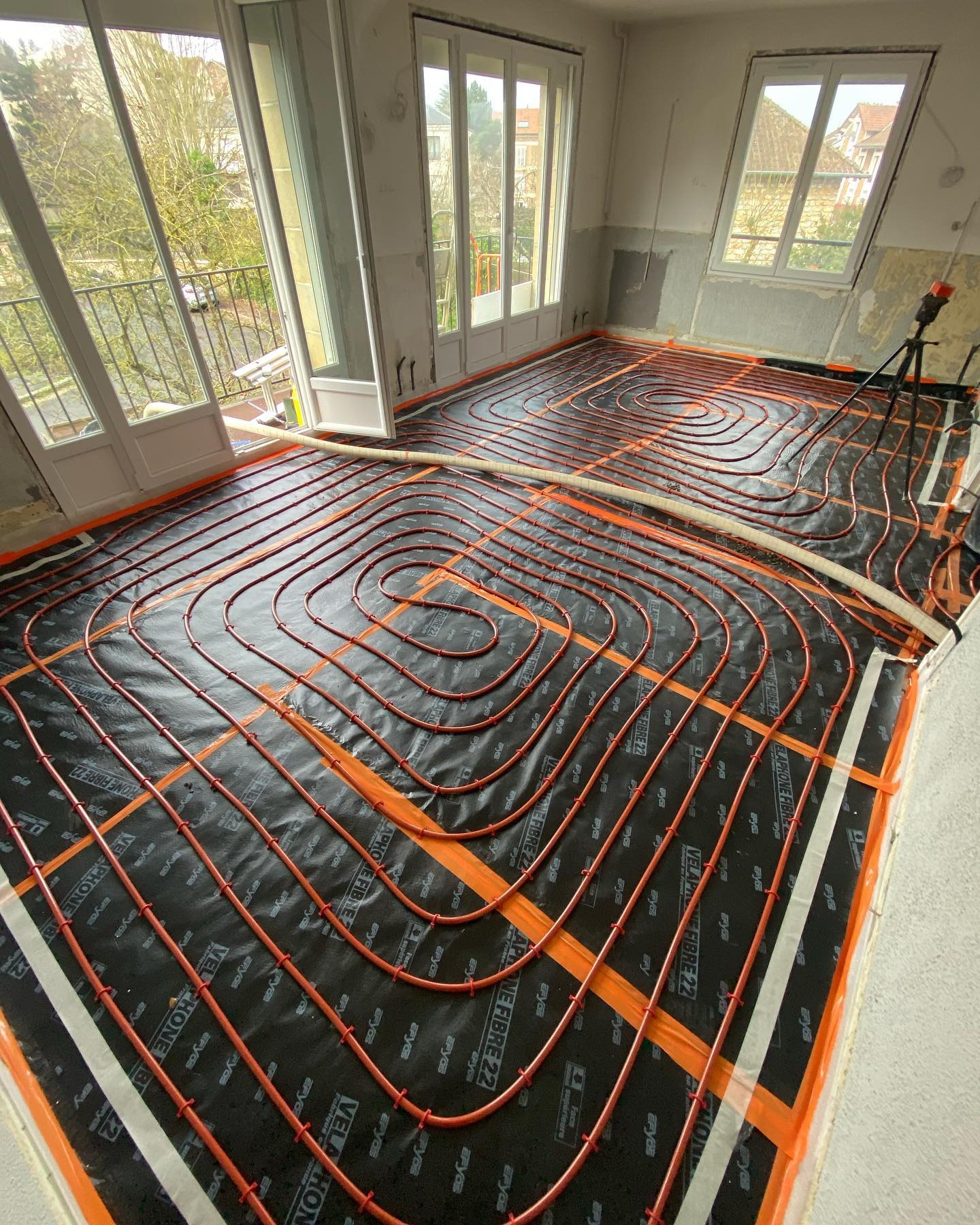 Isolation acoustique, plancher chauffant hydraulique et mousse projet&eacute;e sous chape &agrave; Paris image 4