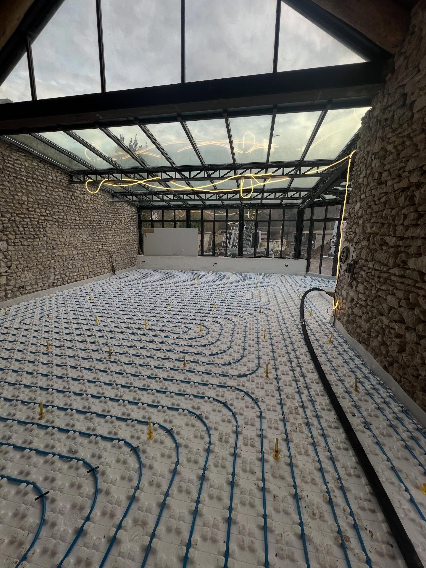 Plancher chauffant et chape fluide anhydrite dans une extension contemporaine en &Icirc;le-de-France image 2