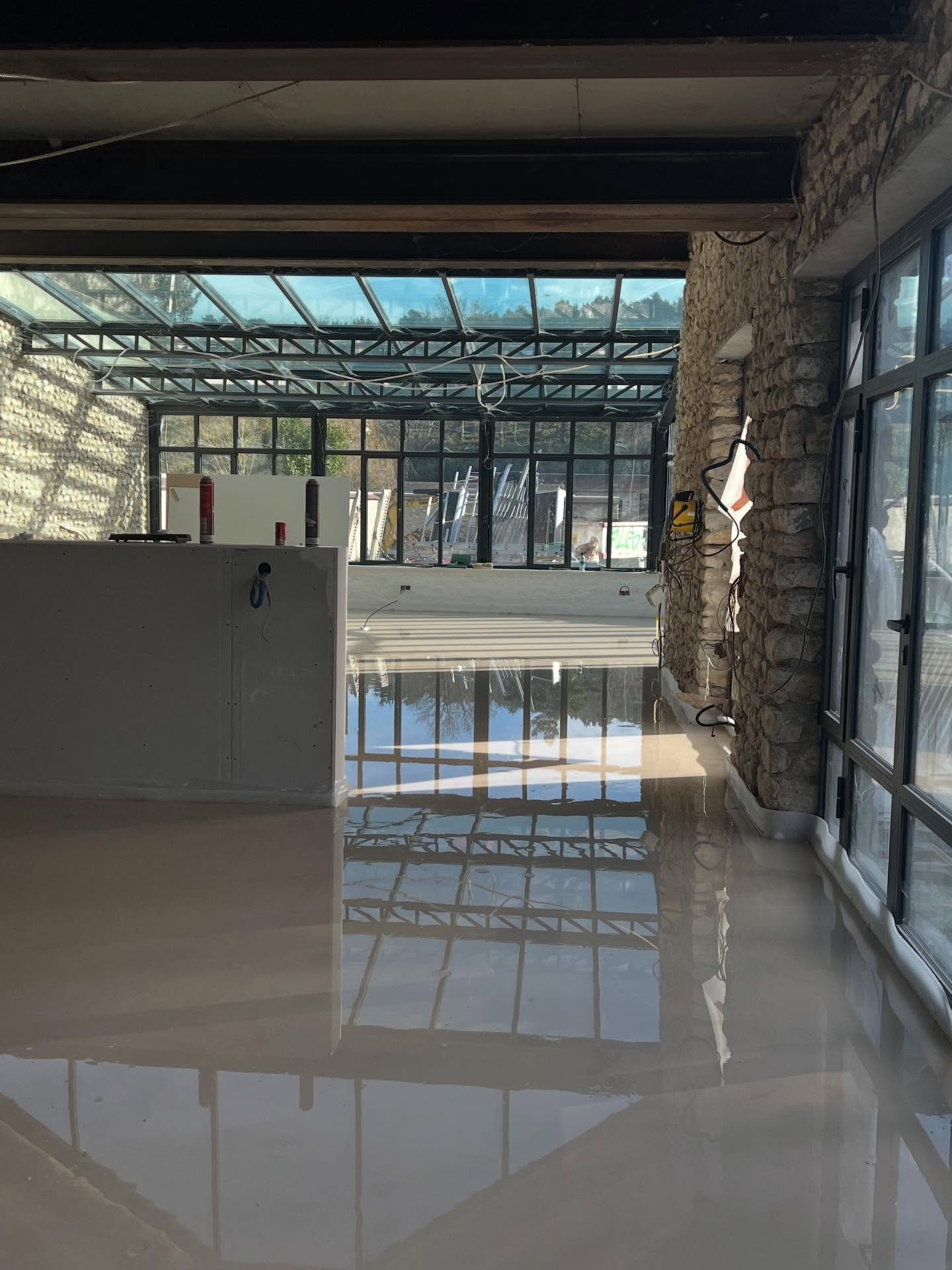 Plancher chauffant et chape fluide anhydrite dans une extension contemporaine en &Icirc;le-de-France image 3