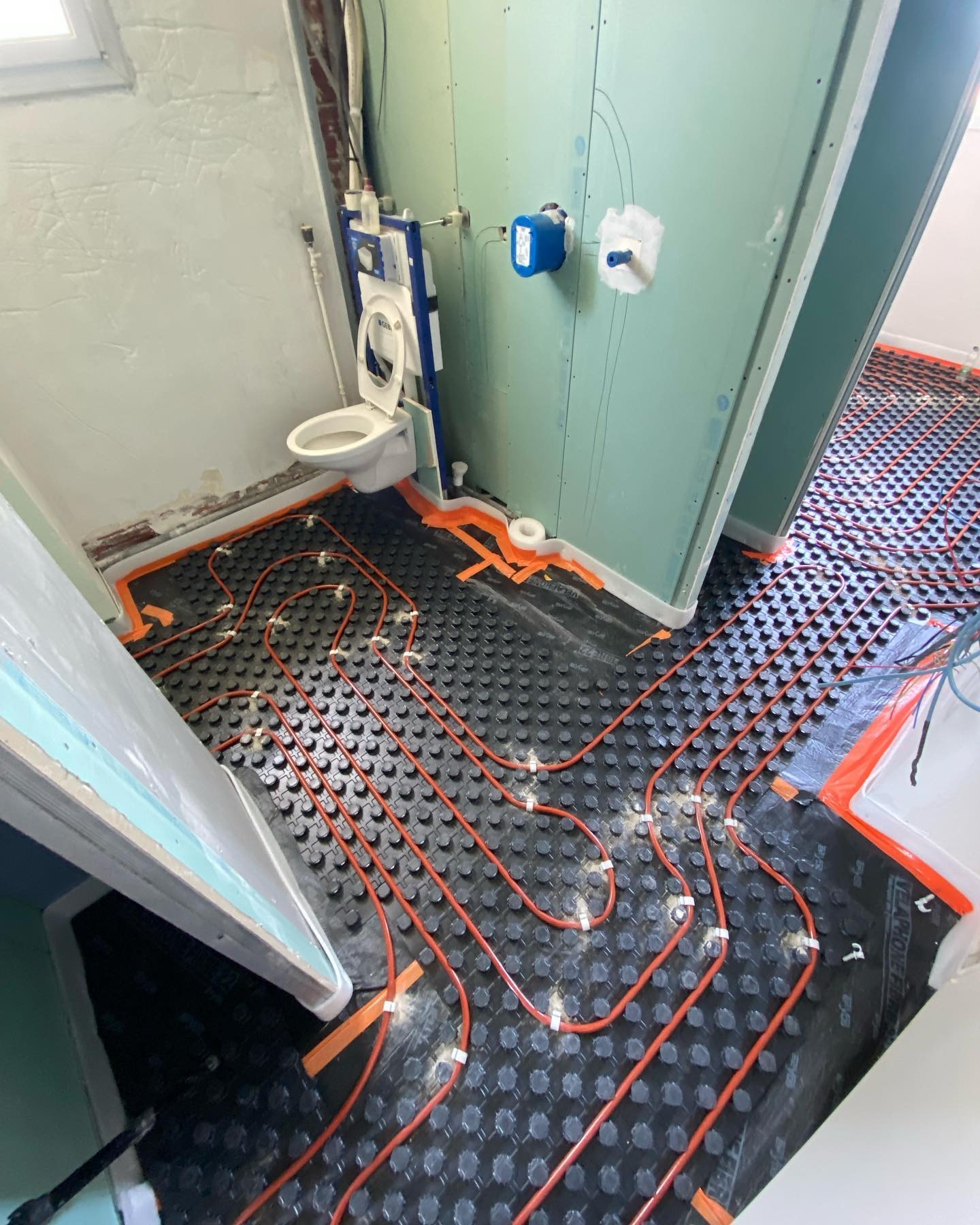 Plancher chauffant hydraulique, sous-couche acoustique et chape fluide en r&eacute;novation image 3
