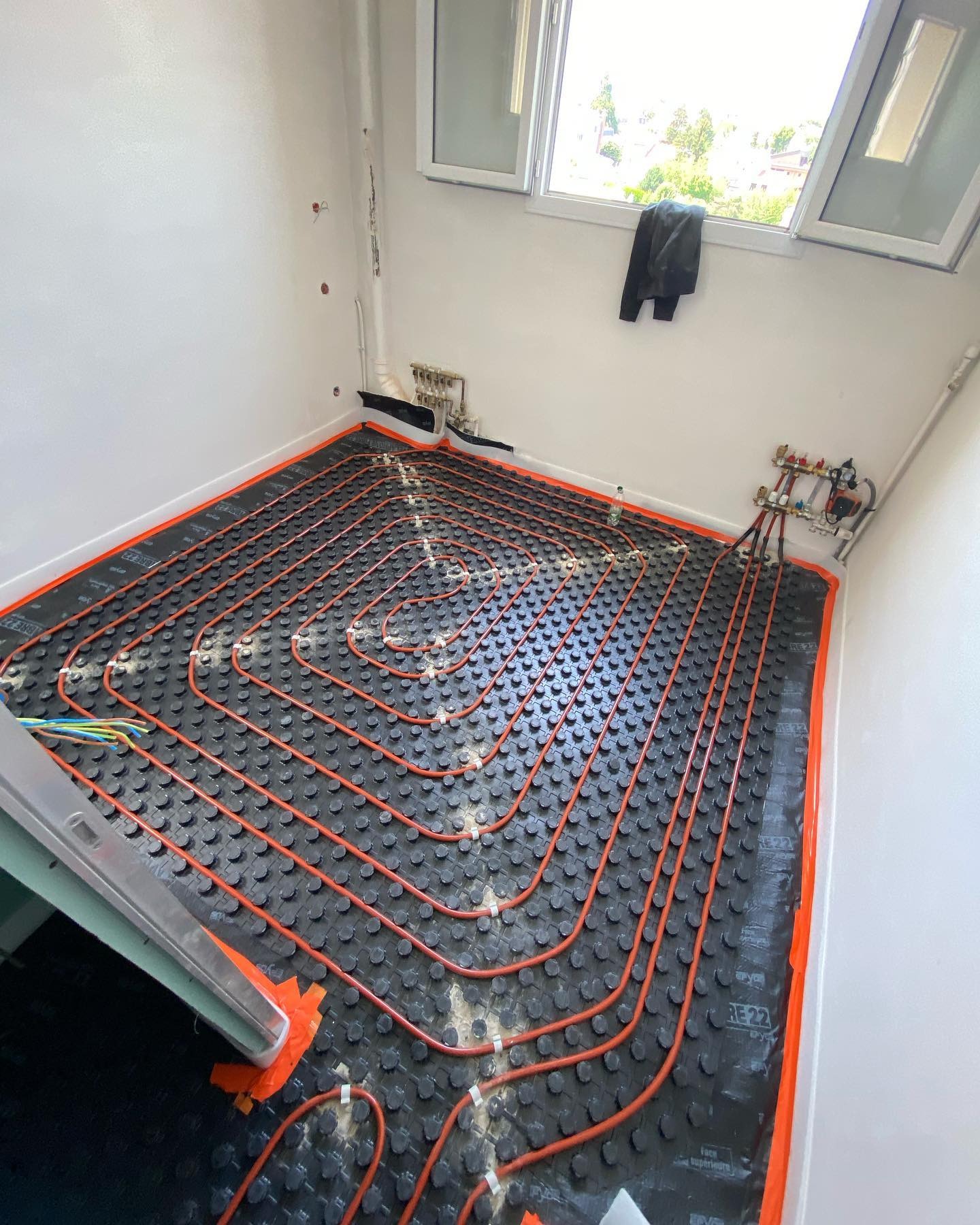 Plancher chauffant hydraulique, sous-couche acoustique et chape fluide en r&eacute;novation image 4
