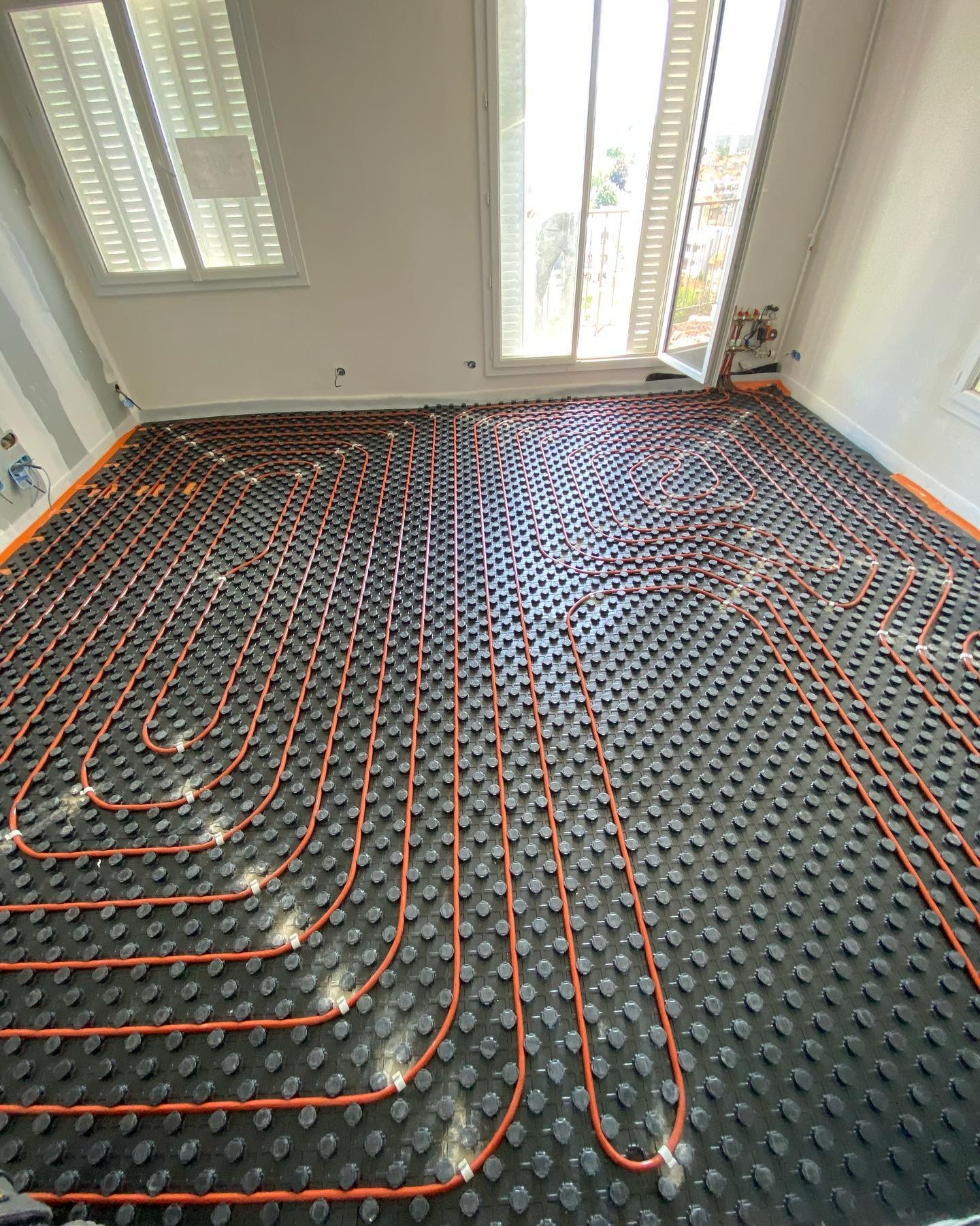 Plancher chauffant hydraulique, sous-couche acoustique et chape fluide en r&eacute;novation image 6
