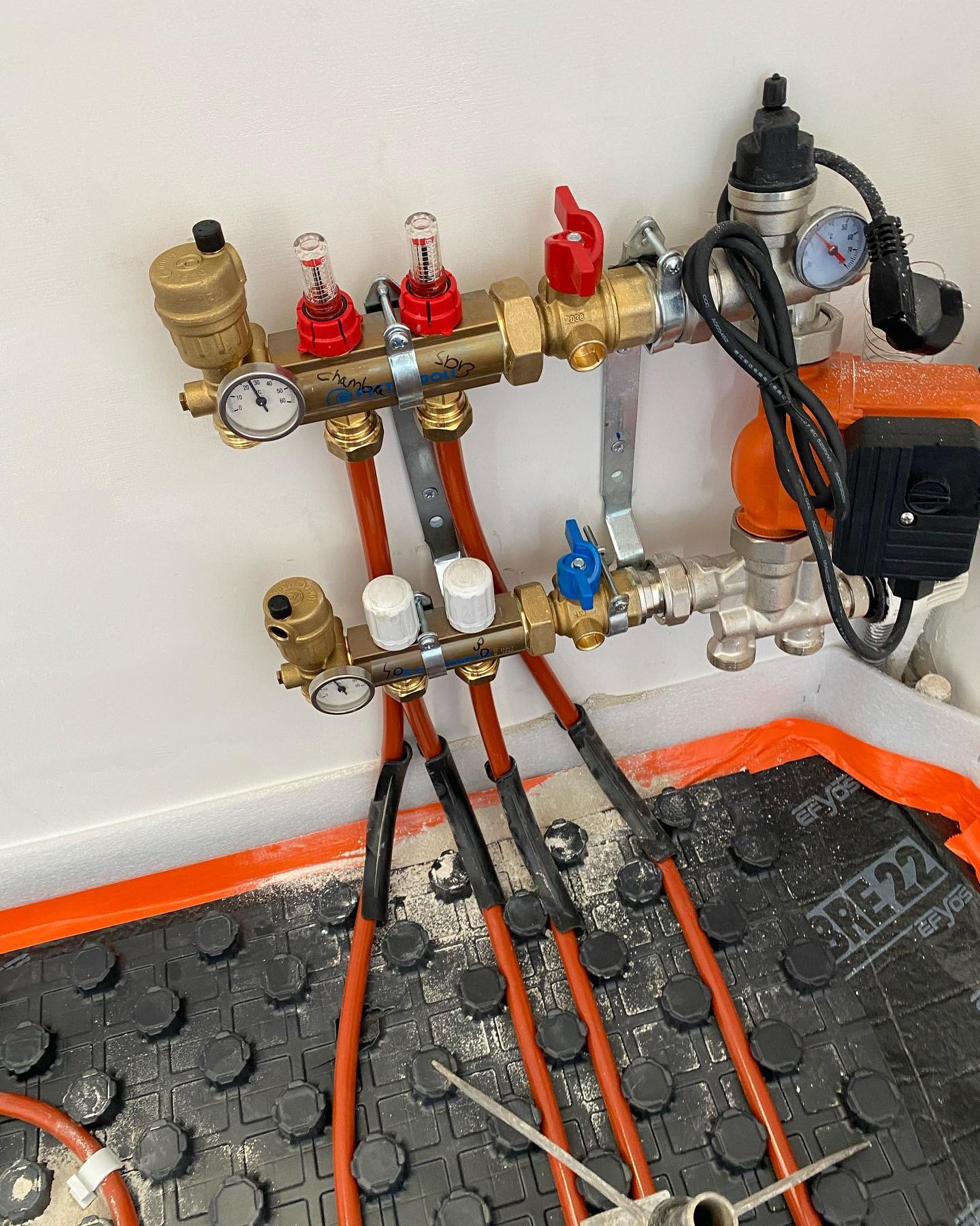 Plancher chauffant hydraulique, sous-couche acoustique et chape fluide en r&eacute;novation image 7